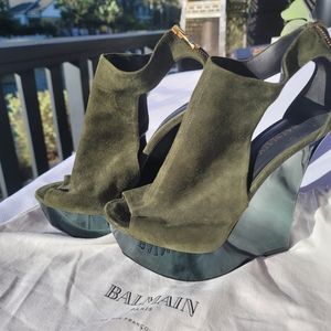 Balmain wedge high heels. Olive side w black lacquer wedge. Size 37